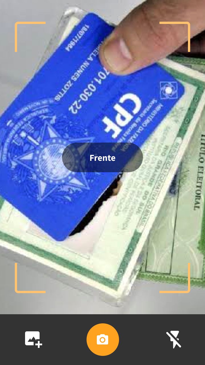 Camera-based document submission screen from the Felí prototype: a CPF card framed for capture with a 'Frente' (front side) overlay and camera controls.